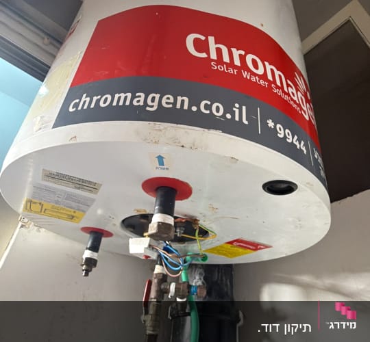 דוד שמש מותקן עם צינורות חיבורים